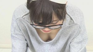 アラレちゃん眼鏡の授乳期ママンのあられ大の乳首が見えた胸チラ盗撮