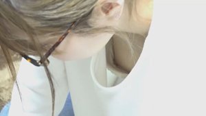 地味で控え目なメガネっ娘ママさんの派手で主張の強いB地区見えた胸チラ盗撮
