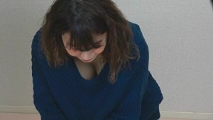 産後太り隠しのダボダボニットが仇となった巨乳授乳期ママン胸チラ盗撮