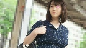 おまんこよりもおっぱい弄りたくなる胸元はち切れそうな巨乳お姉さん電車痴漢