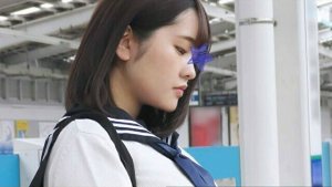 歩いてるだけでパンツ見えそな超ミニスカなのにTバック穿いてるドスケベJ●マンコにお仕置きの電車痴漢