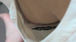 綺麗なピンクの乳輪と陥没乳首が経産婦とは思えない胸チラ盗撮