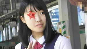 弄る前から股間に染み浮かべる清楚系ビッチなJ●マンコに電車痴漢師は遠慮無く