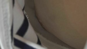 授乳期に母乳吸い辛そうな陥没乳首胸チラ盗撮