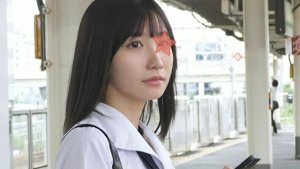 お漏らしレベルで潮吹く敏感J●マンコに迫る電車痴漢師の魔の手