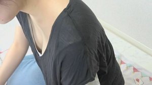 処女に見える10代童顔ママンの乳首は