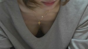 十字架越しに乳首が見えた神に感謝の胸チラ盗撮