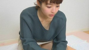 生おっぱいよりも何故か興奮する石原さとみ似授乳期ママンの胸チラ＆パンチラ盗撮