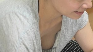 グラドル級のミルクタンクが揺れる授乳期ママンのお乳のお豆が見えた胸チラ盗撮 