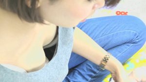 色白おっぱいが故に乳首の色素沈着が際立つ授乳期ママさん胸チラ盗撮