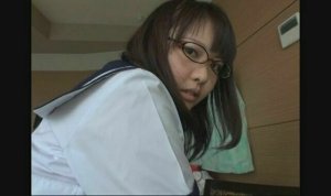 このマジメで可愛い眼鏡っ娘J●がアナルとおまんこくぱぁ！するなんて